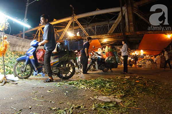 Chợ Long Biên sắp đóng cửa, hàng ngàn người lo lắng.